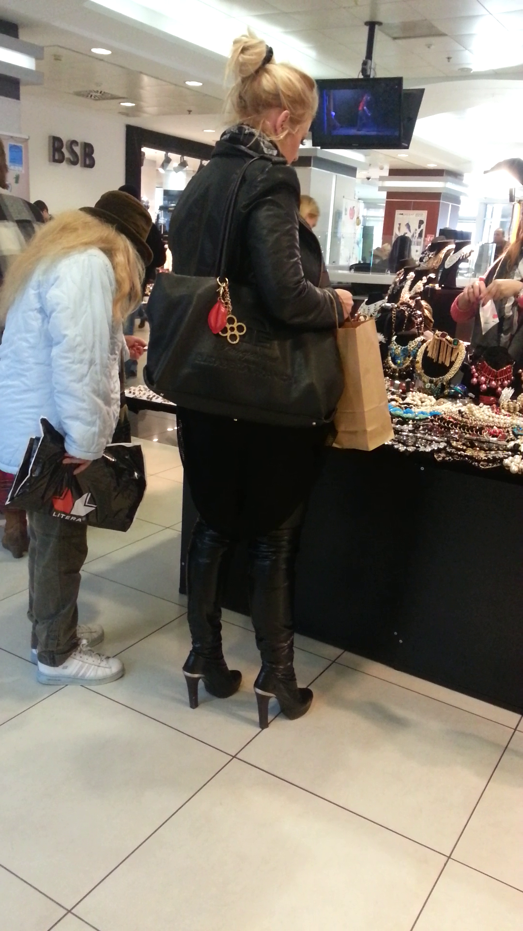 Vedeta si-a cumparat cateva bijuterii, cel mai probabil pentru spectacole