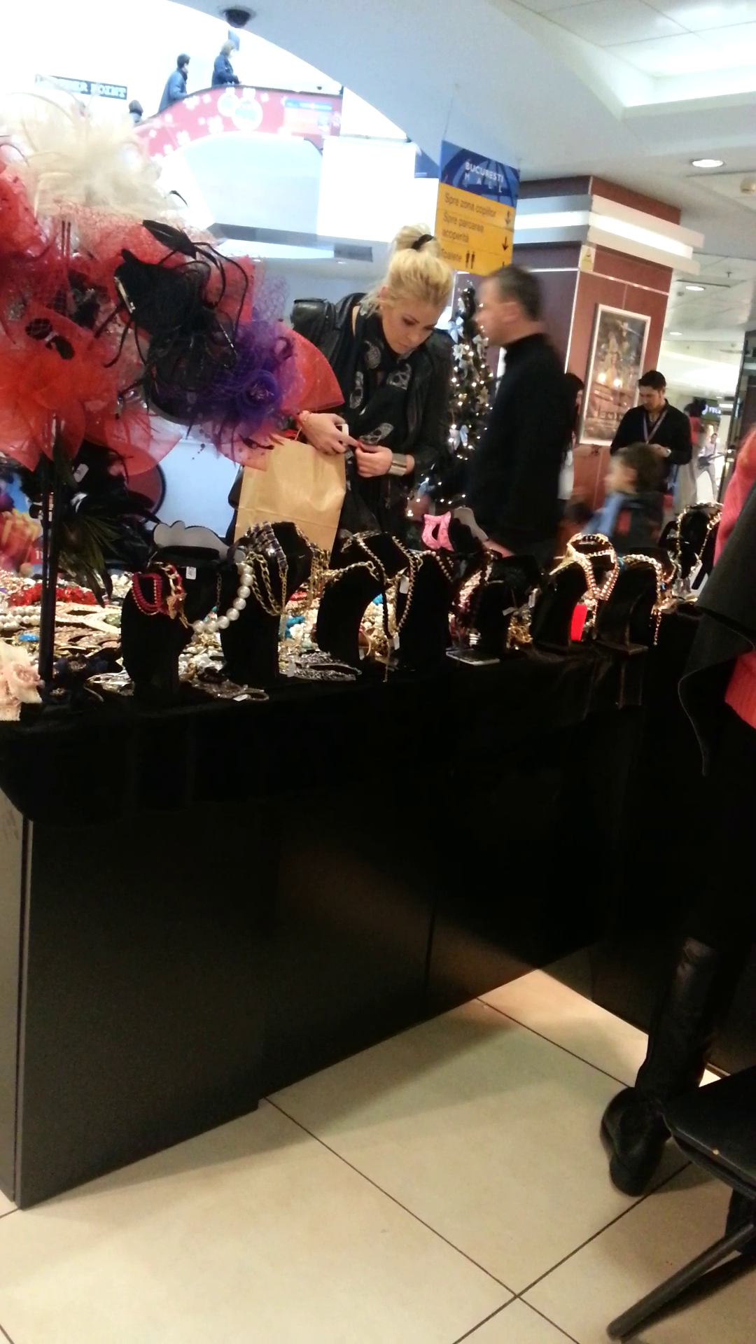 Roxana a zabovit cateva minute bune la un stand cu gablonturi