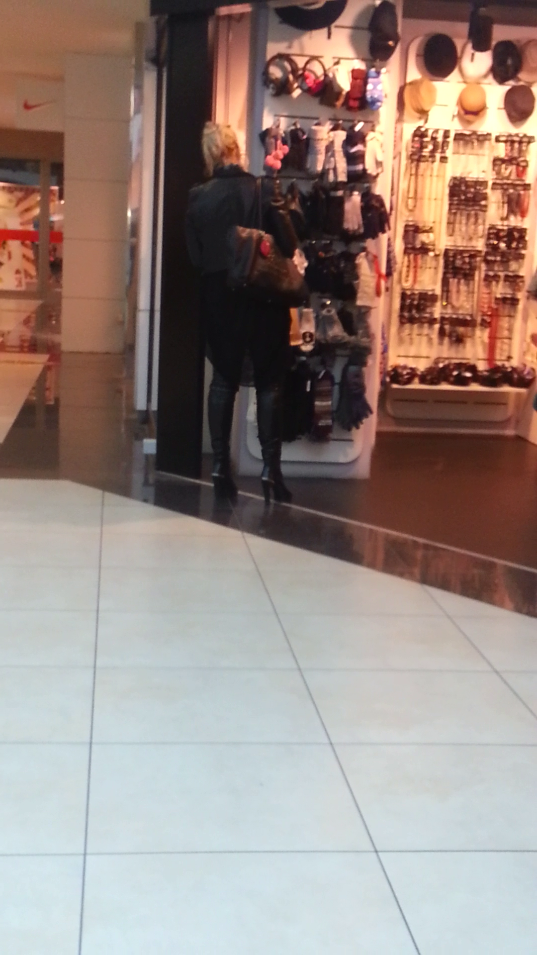 Dupa ce si-a luat bijuterii, Roxana s-a oprit la un stand cu manusi