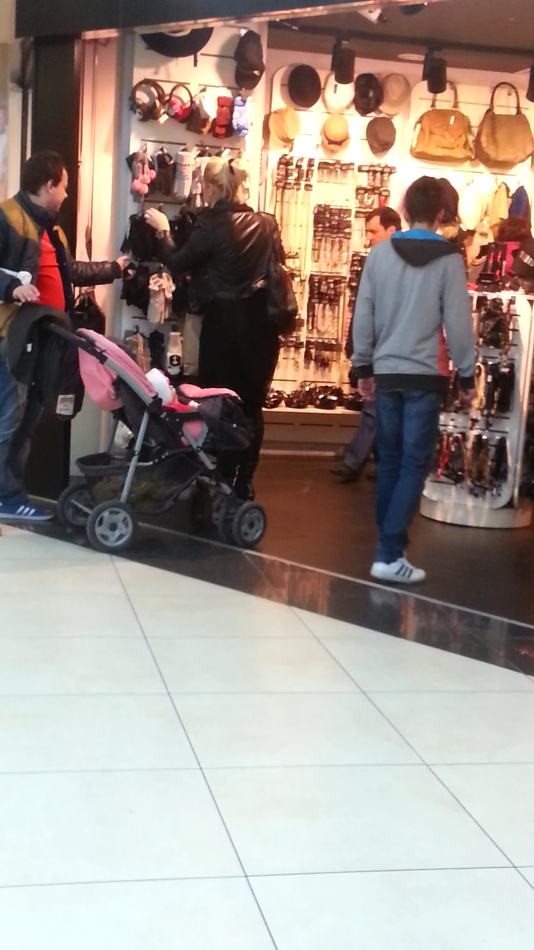 Dupa ce a analizat oferta, blonda a luat o pereche de manusi sa le probeze