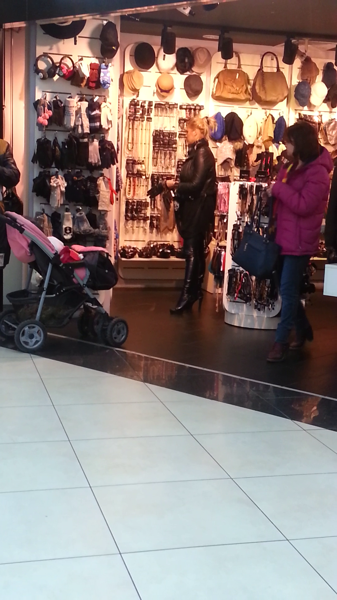 Dupa ce a probat manusile, Roxana le-a si cumparat, incantata de ele