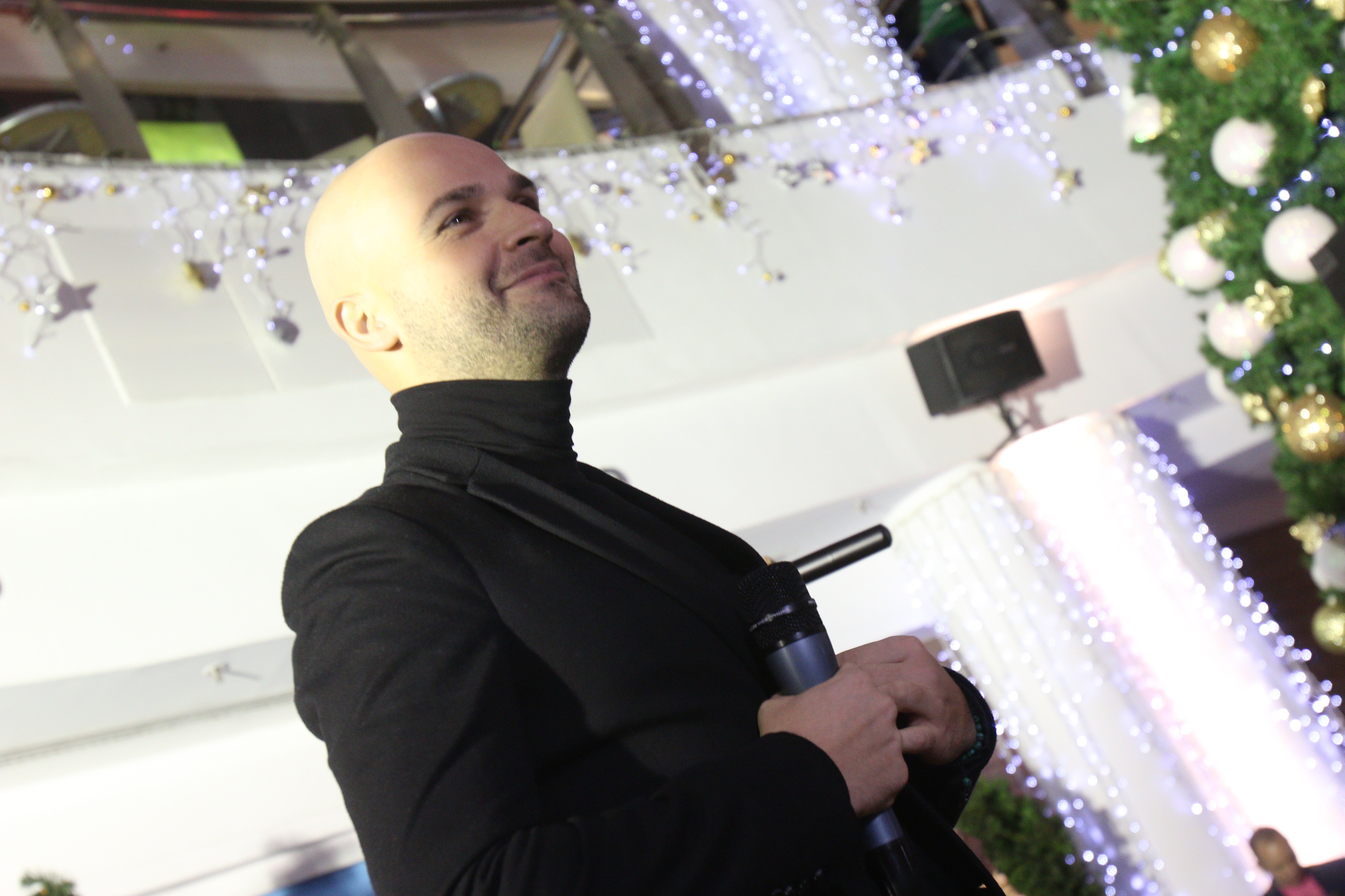 Chiar si atunci cand se afla pe scena, Andrei nu isi poate ascunde tristetea din suflet, desi incearca sa zambeasca