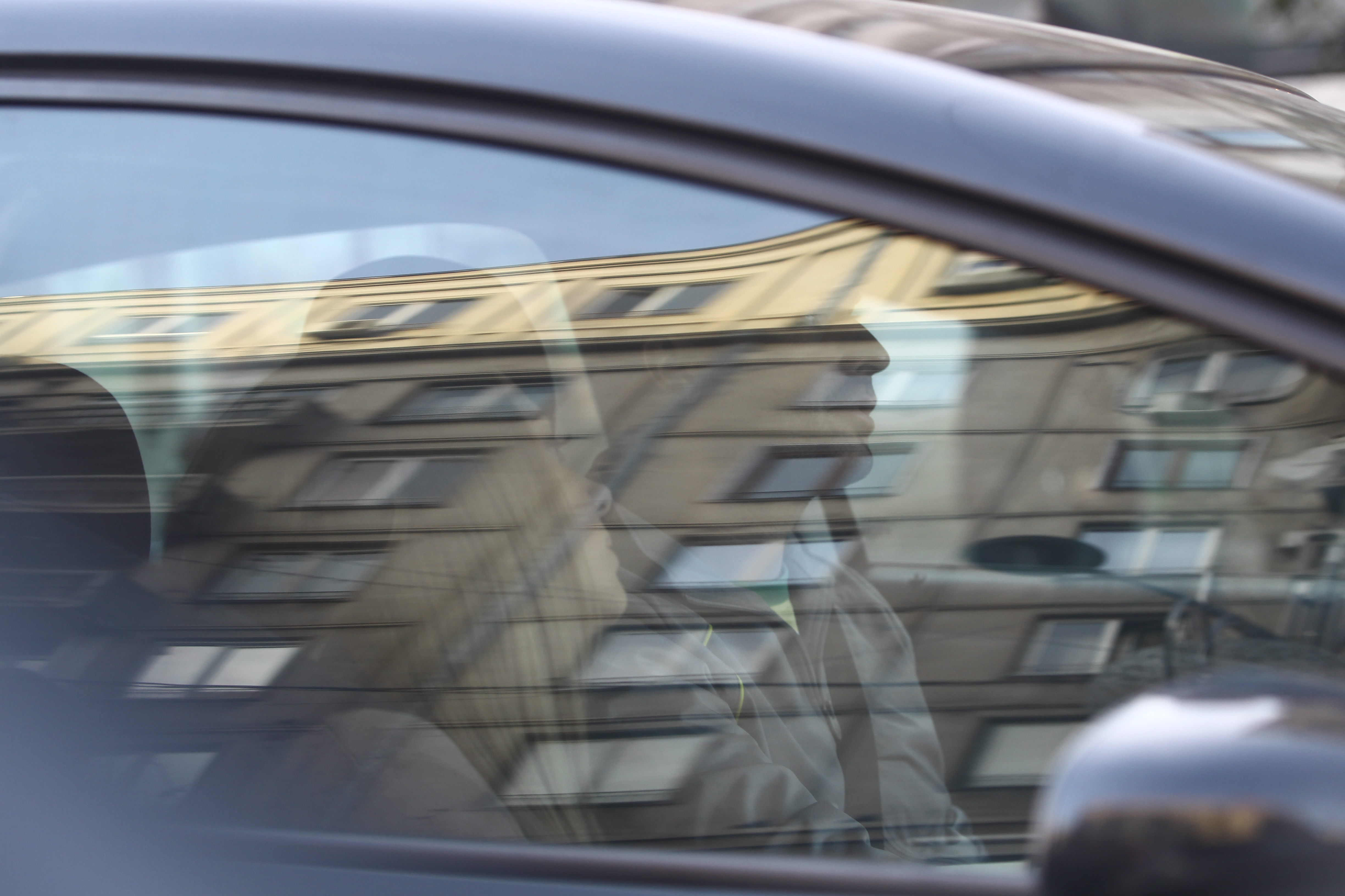 Desi se afla in compania unei femei frumoase, care se straduieste sa ii intre in gratii, Andrei pare 