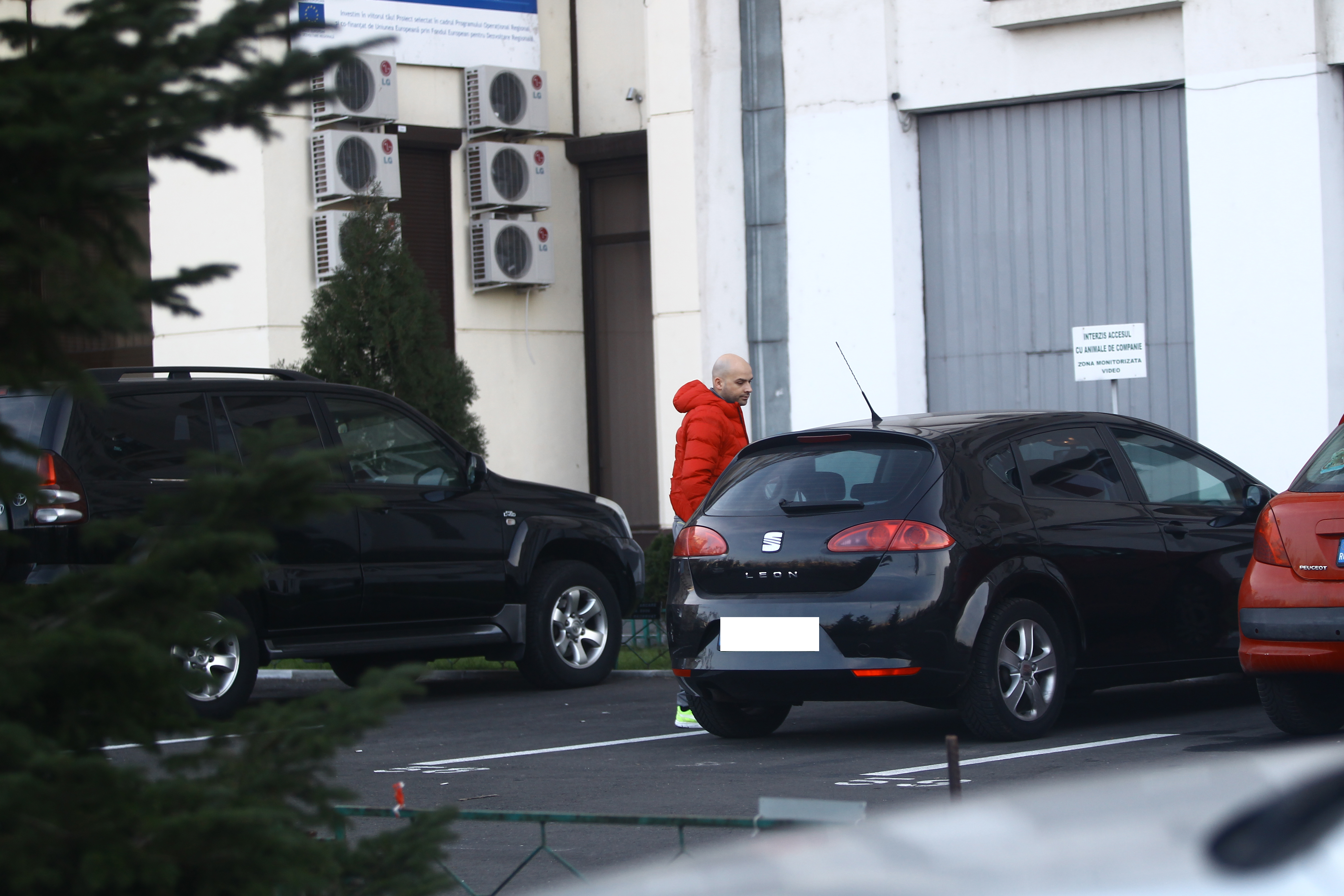 Andrei a ajuns in fata blocului si s-a dat jos din masina