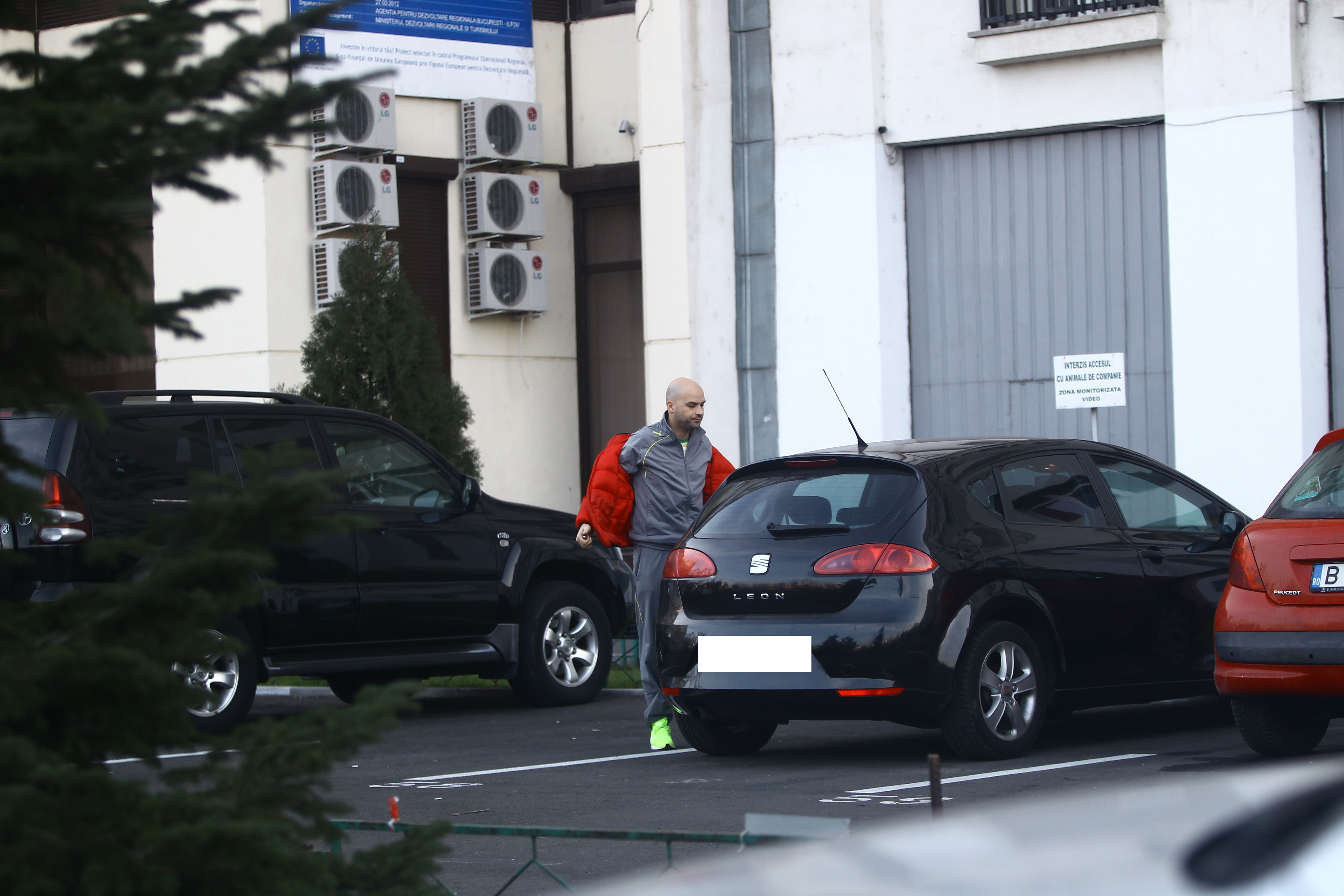 Artistul si-a dat geaca jos si a bagat-o in portbagaj