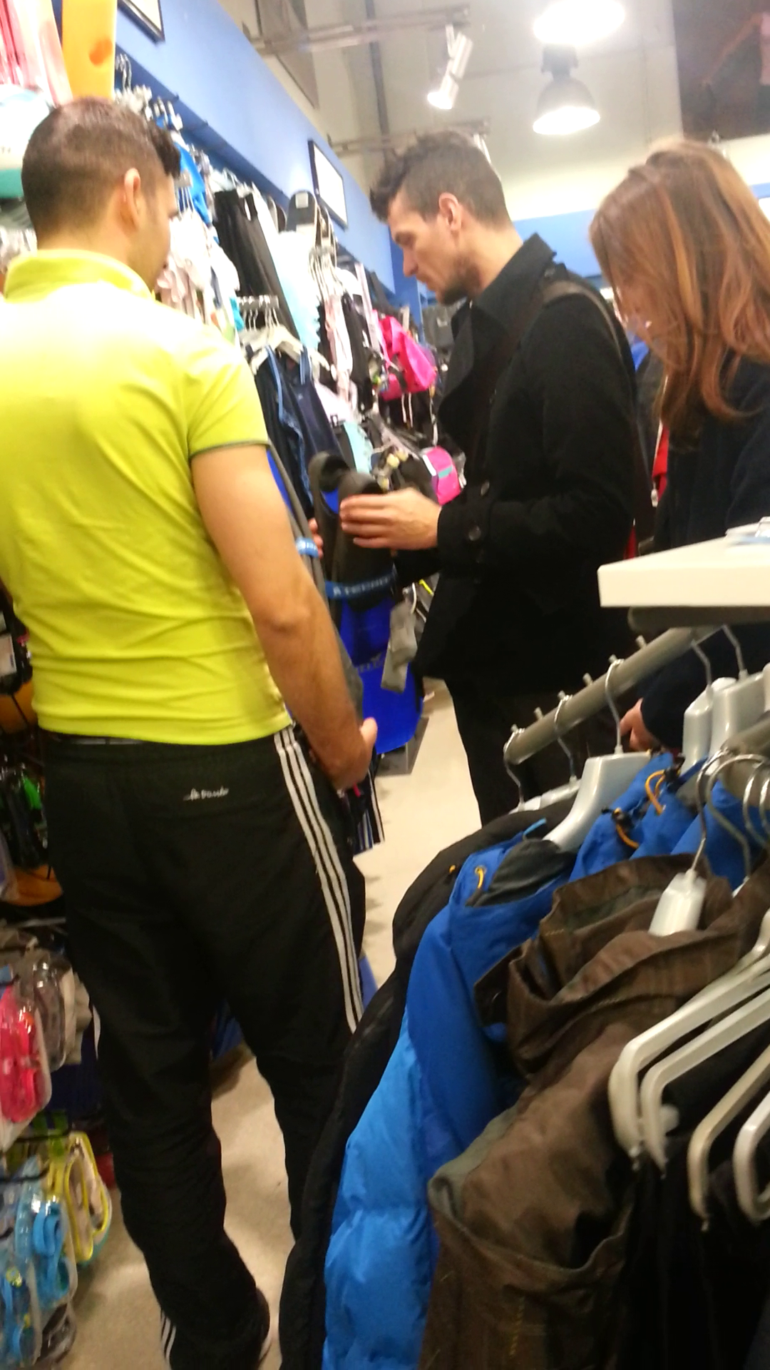 Cantaretul verifica minutios labele de scafandru