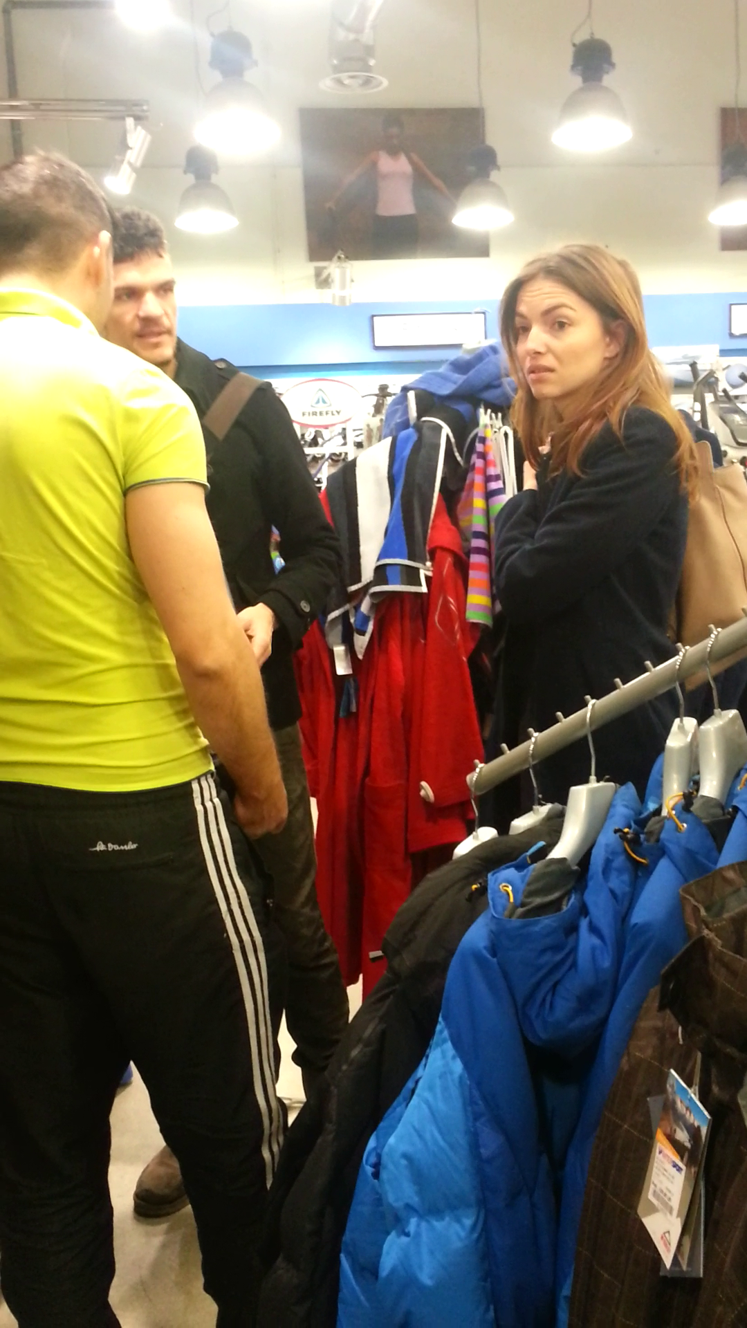 Iulia ii cere informatii suplimentare vanzatorului