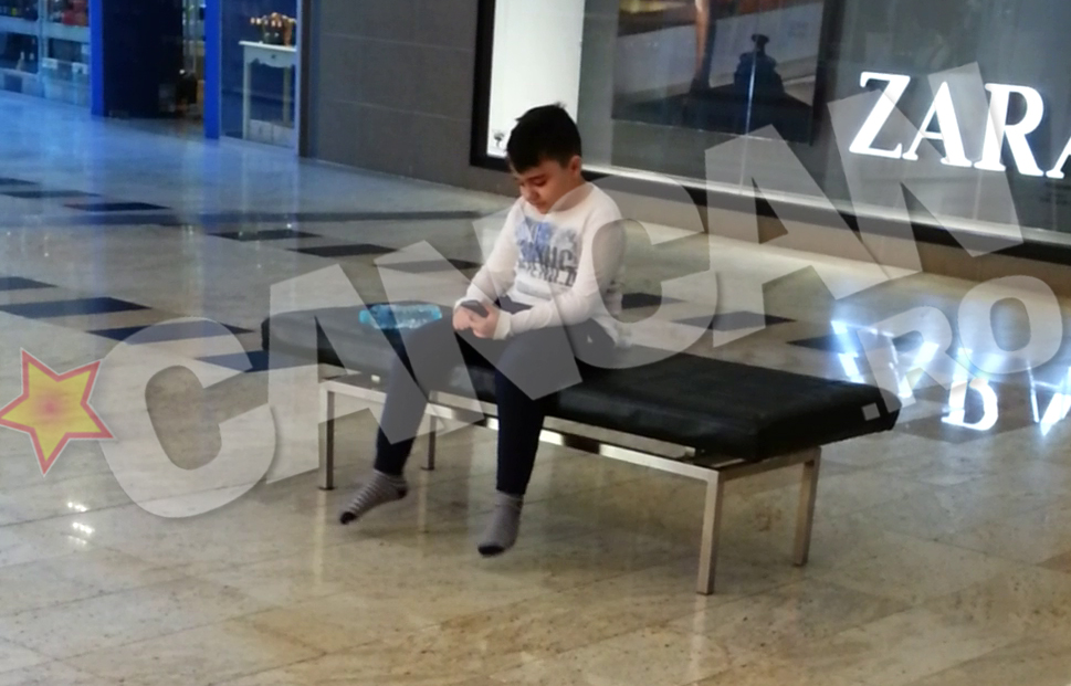 Baiatul Narcisei si al lui Nicolae Guta a ramas descult pe banca, in mijloculul mall-ului, in timp ce mama lui intrase intr-un magazin sa se uite la cateva haine
