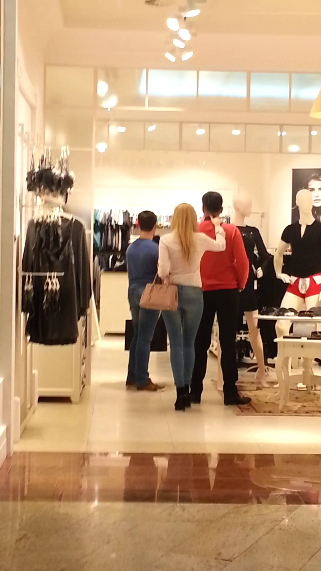 Mirela il copleseste pe iubitul ei cu gesturi de tandrete