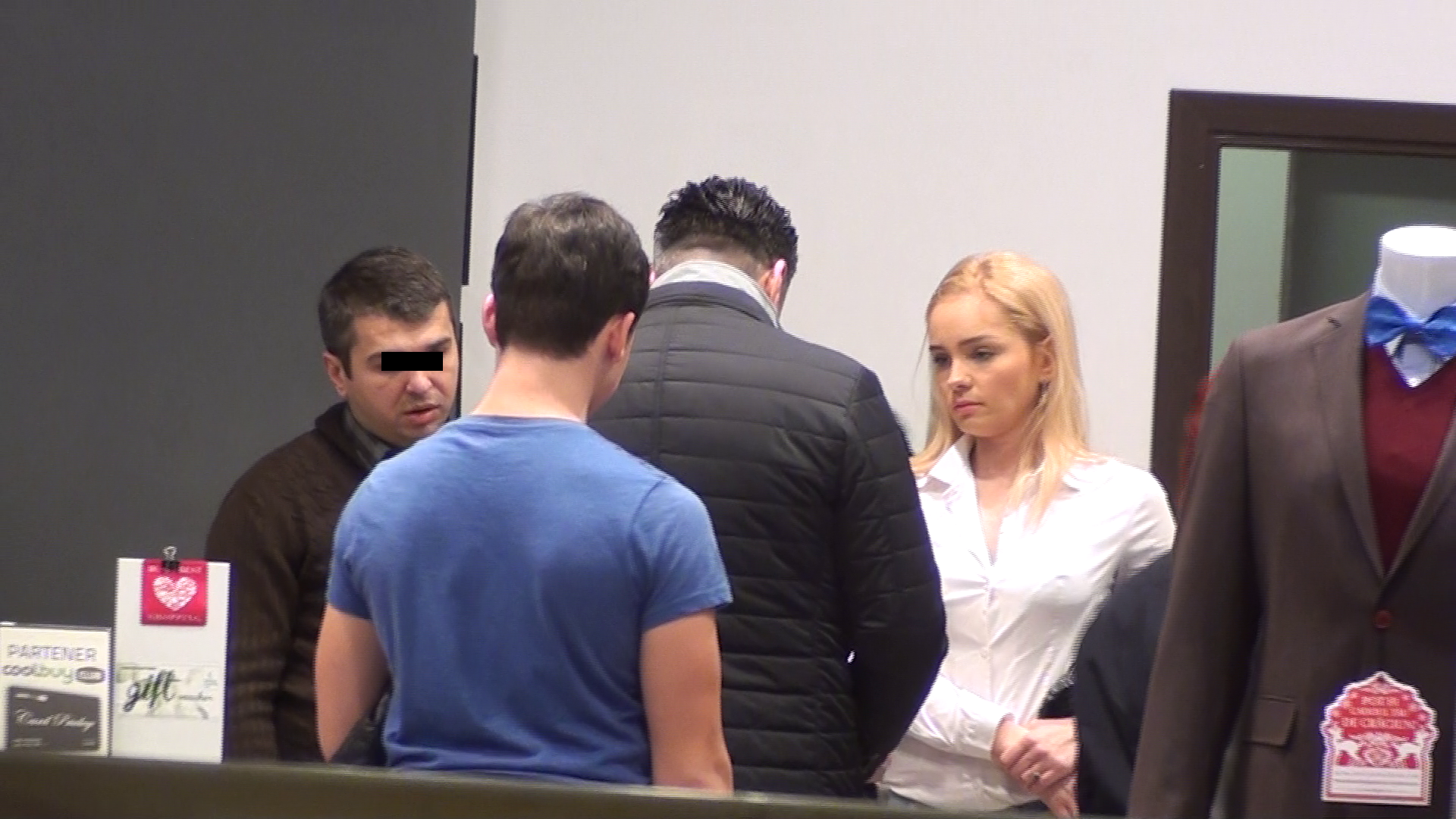 Blonda isi da cu parerea despre geaca pe care a pus ochii iubitul sau