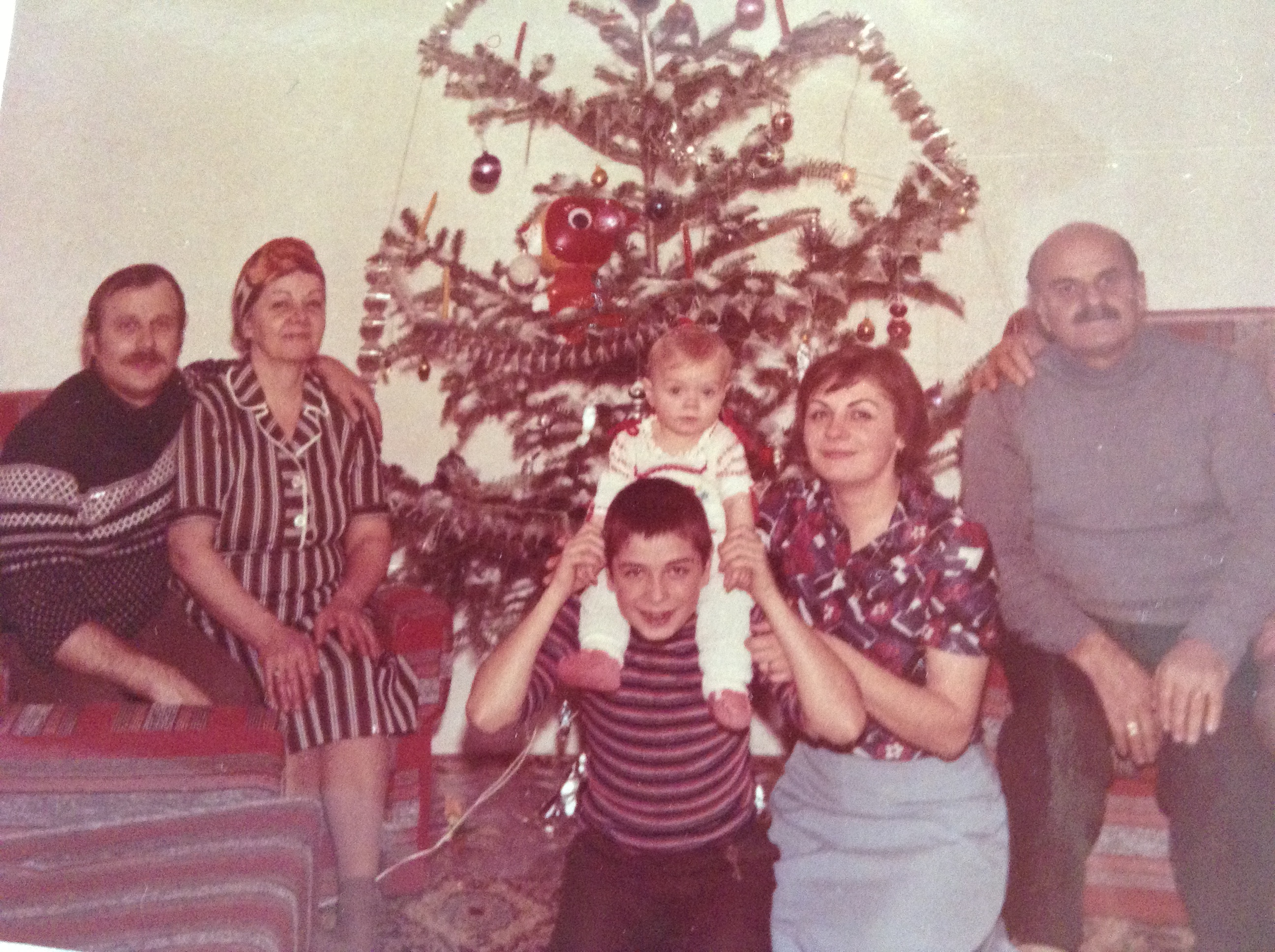 Jojo, alaturi de fratele ei si intreaga familie