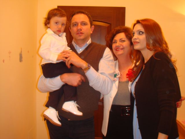 Cristina, alaturi de Alin, fiul lor si mama acestuia