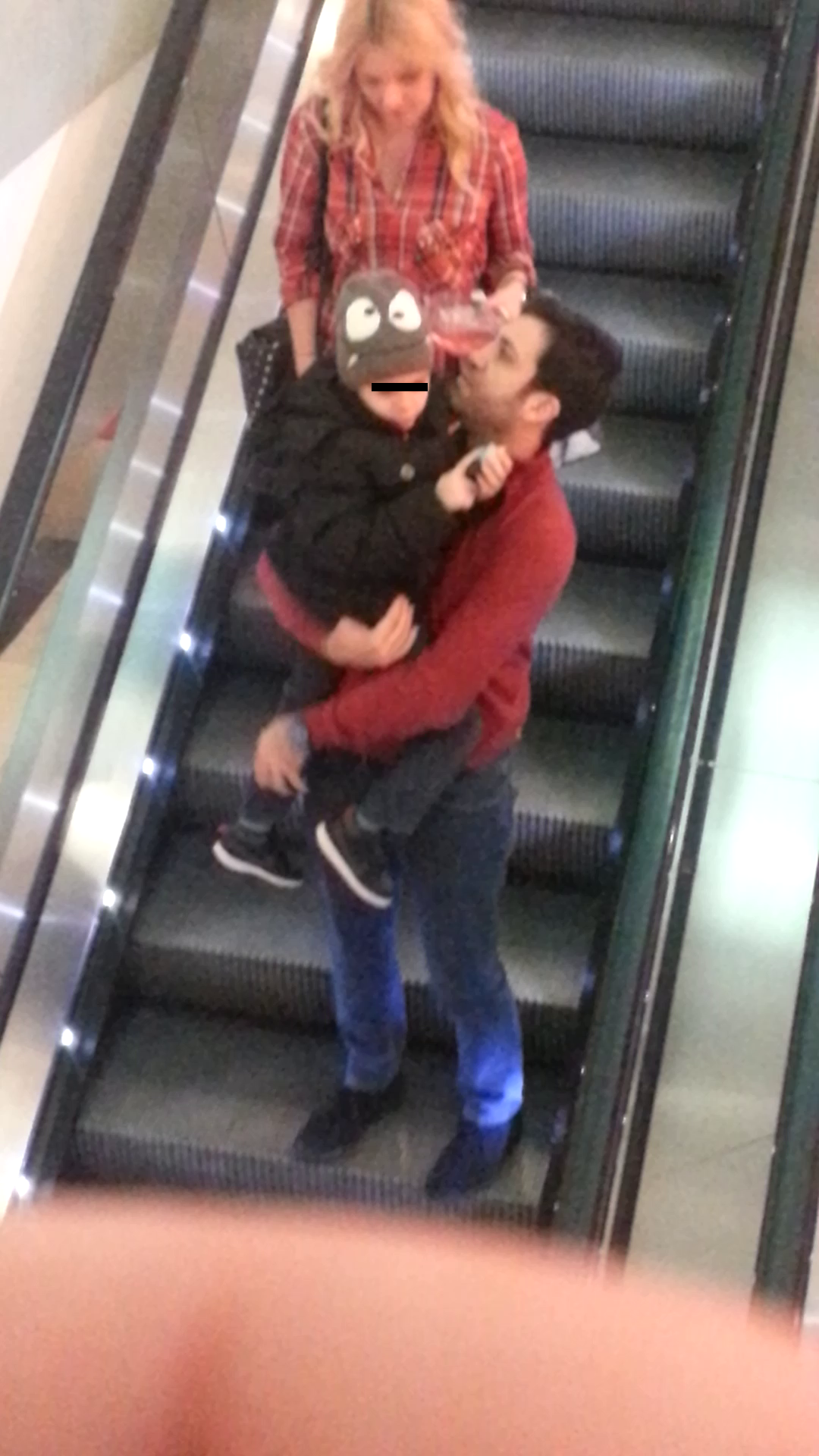 Cristian Fogarassy incearca s-o apropie pe vedeta tv, actuala lui sotie, de fiul sau