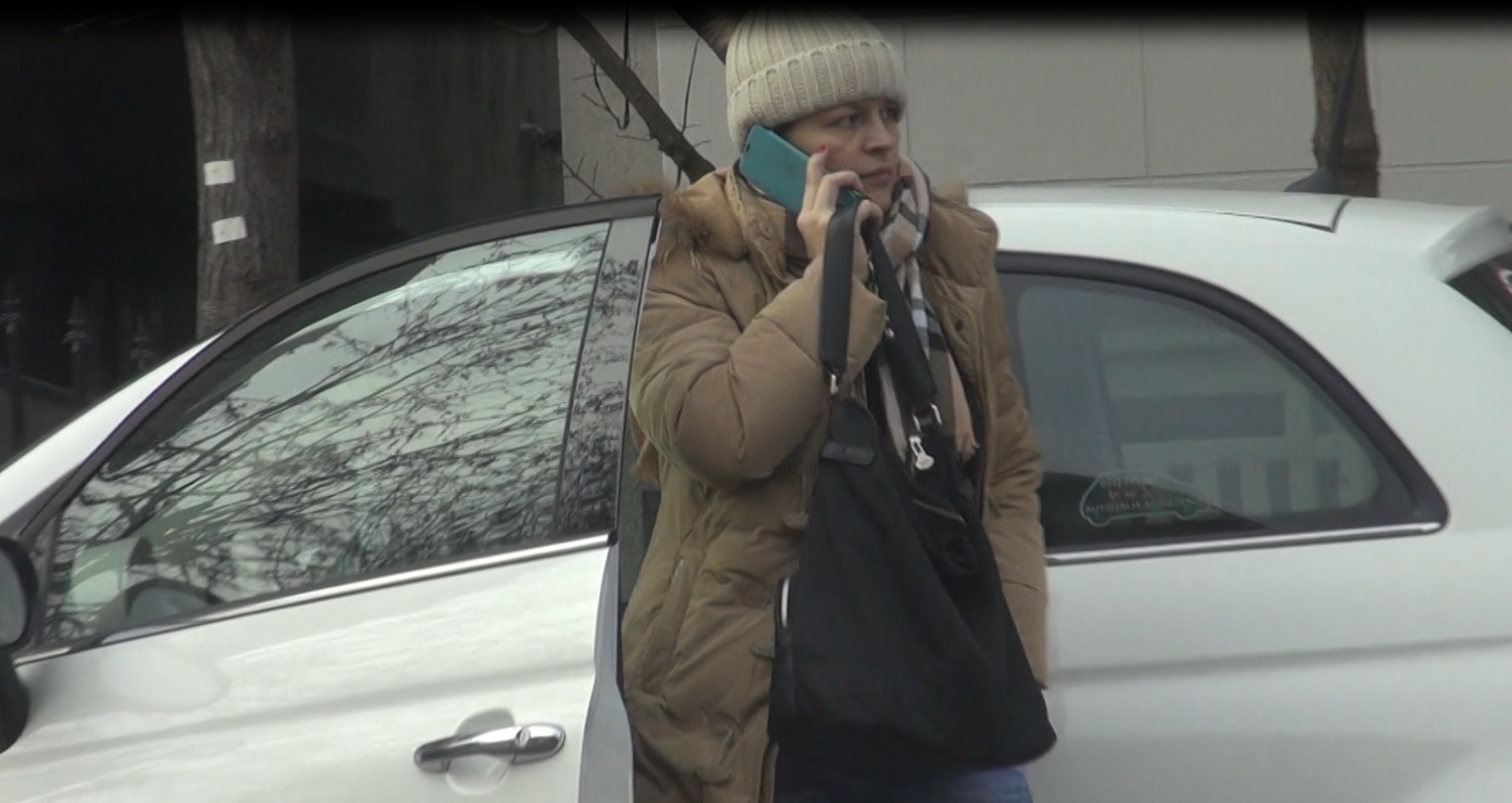 Sanda Ladosi a iesit foarte preocupata din masina