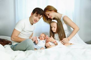 Radu isi va petrece Sarbatorile alaturi de fetele sale, dupa care este topit