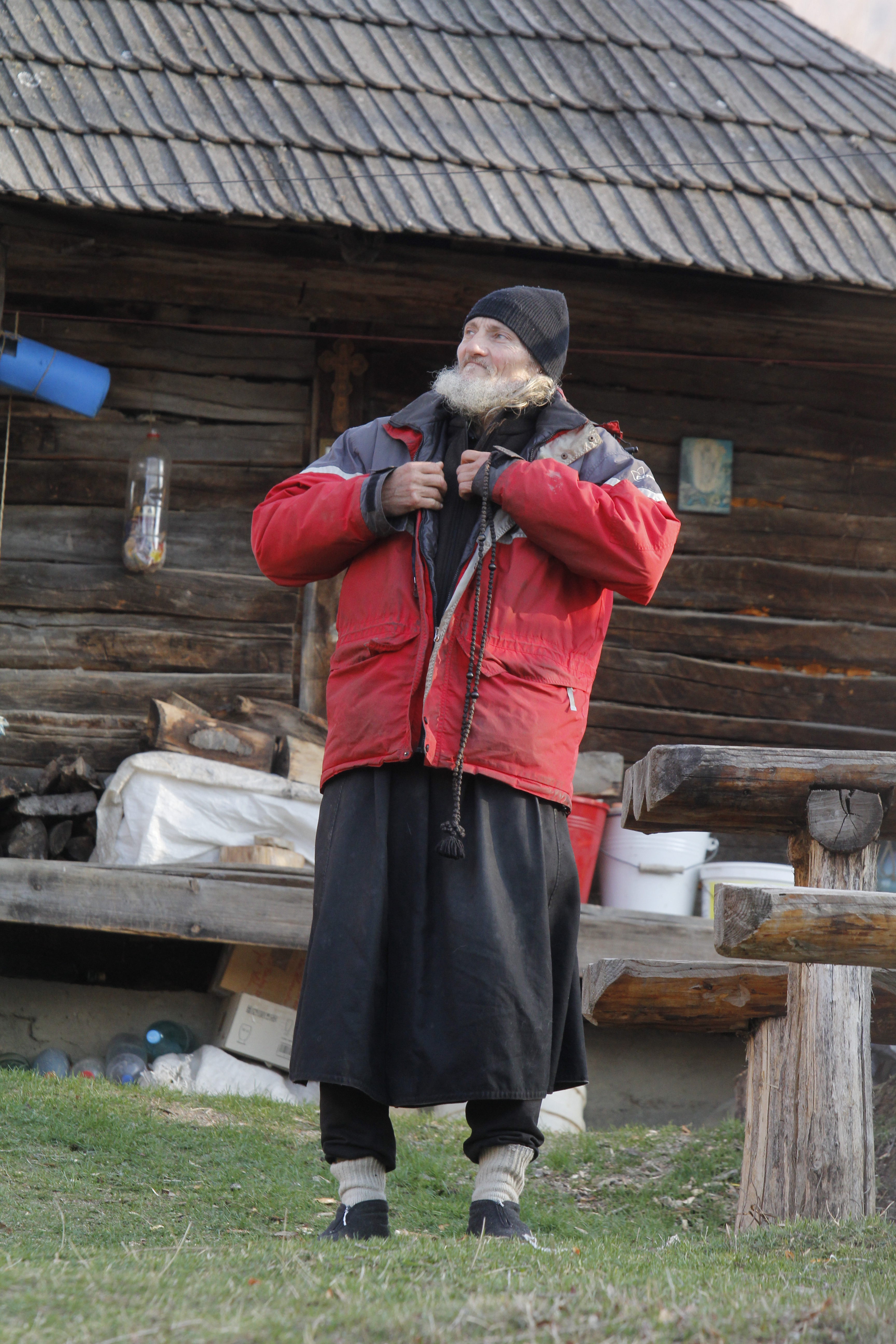 Dragos Paslaru traieste intr-o chilie situata in creierul muntilor