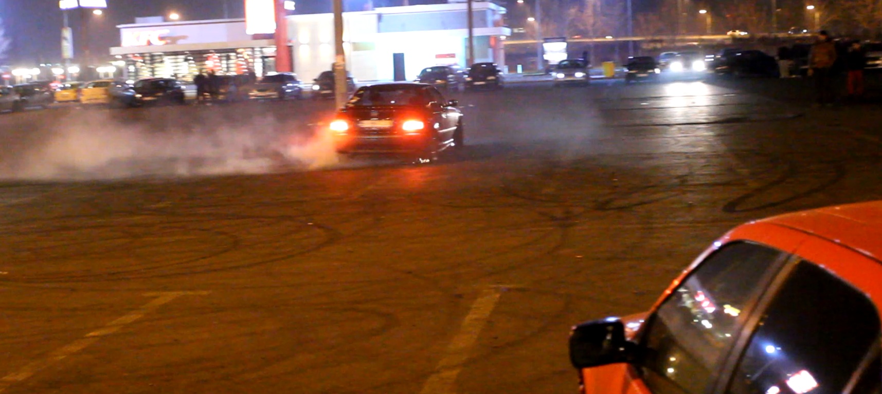 Bucurestenii au organizat drifturi in parcarea unui magazin