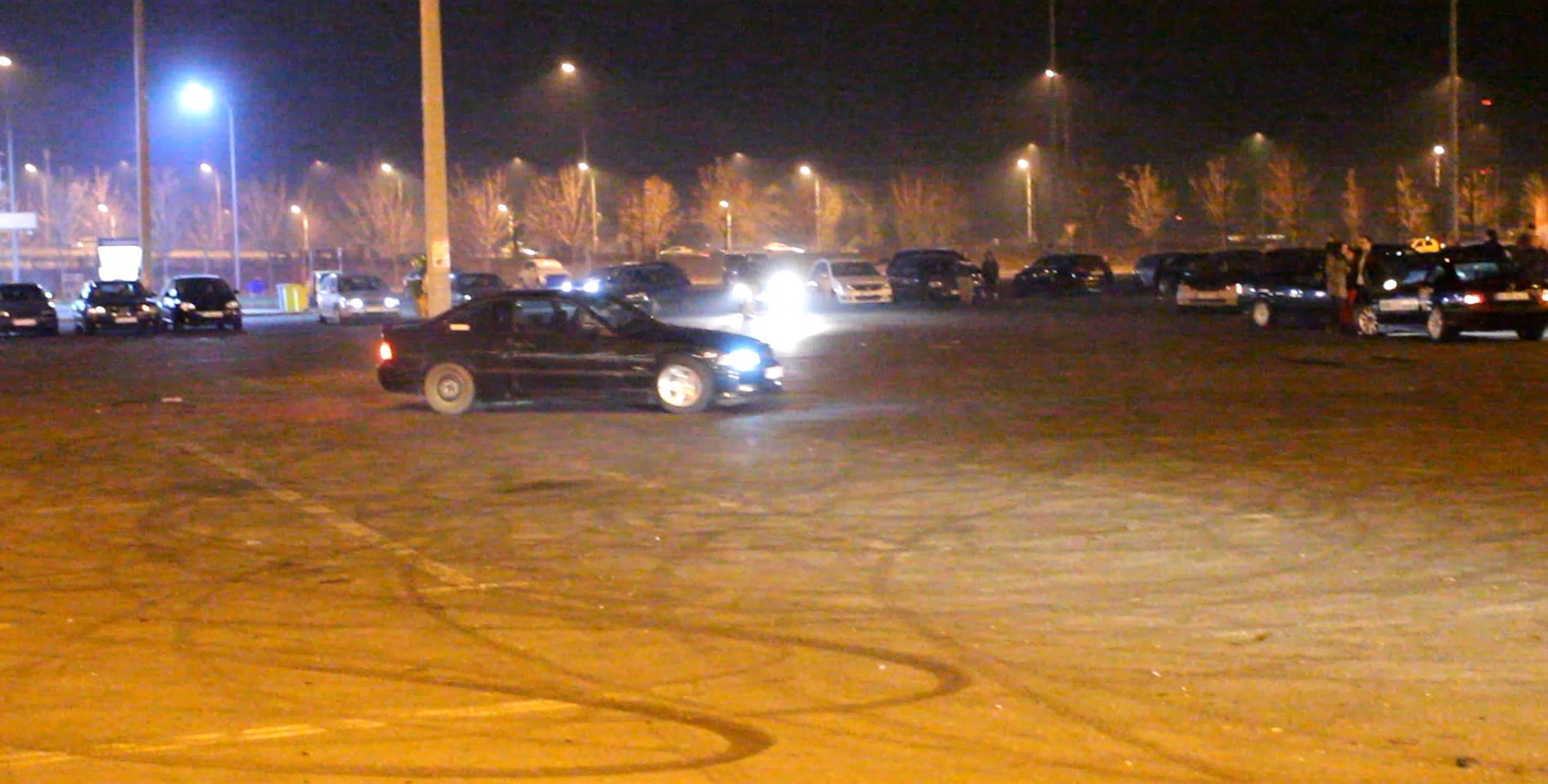 Bucurestenii au organizat drifturi in parcarea unui magazin