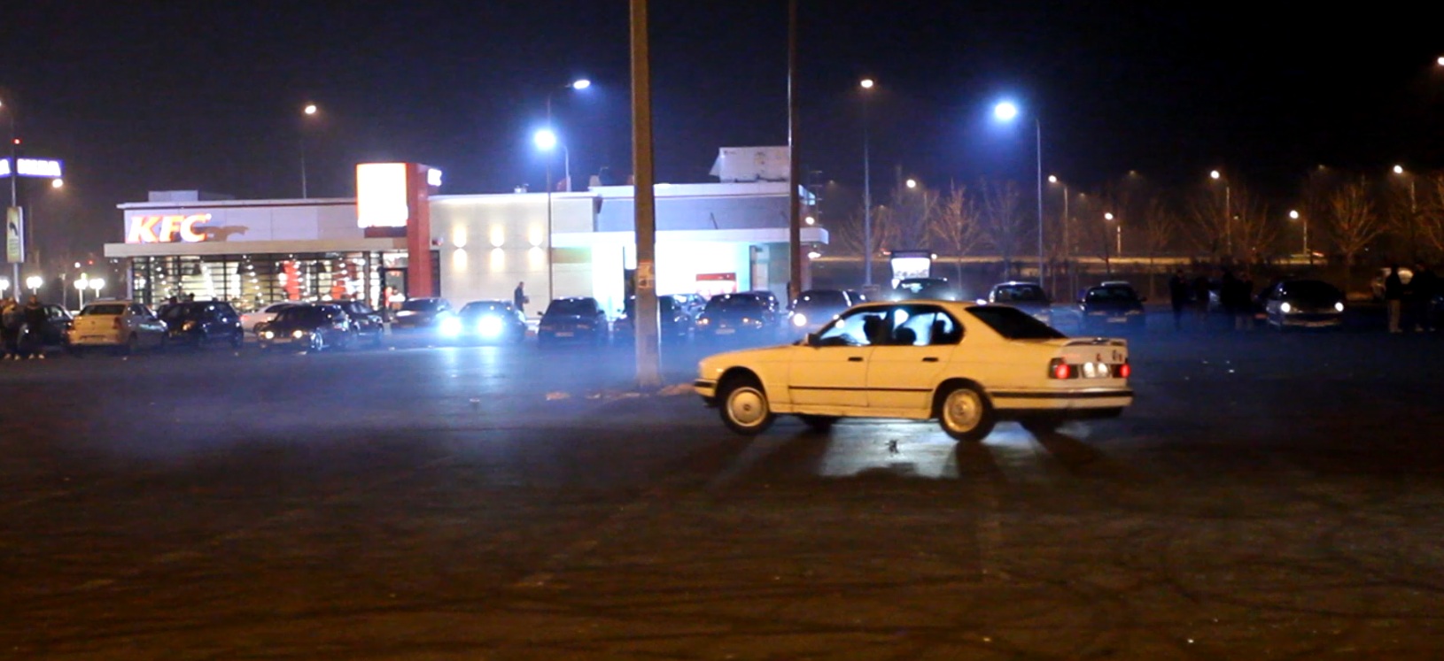 Bucurestenii au organizat drifturi in parcarea unui magazin