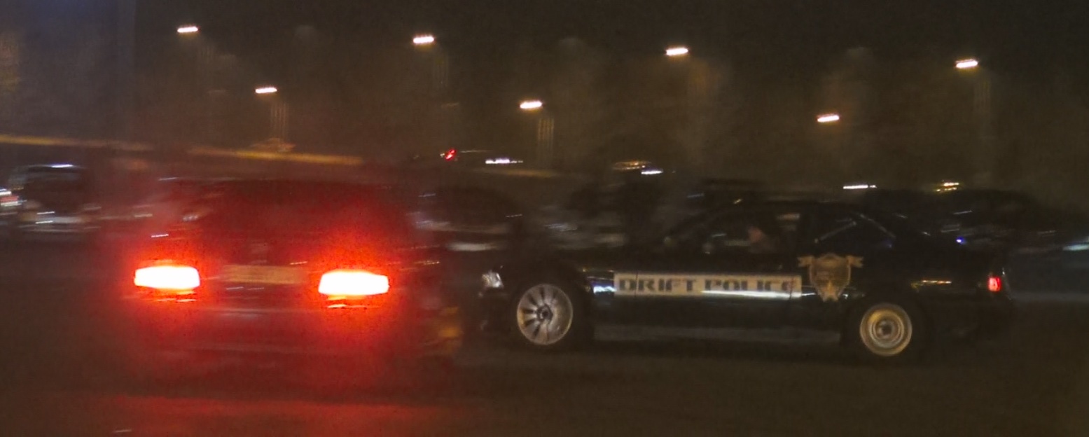 Bucurestenii au organizat drifturi in parcarea unui magazin