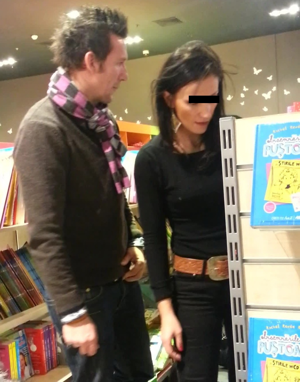 Victoras Iacob si tanara care-l insotea a studiat oferta de carti pentru copii