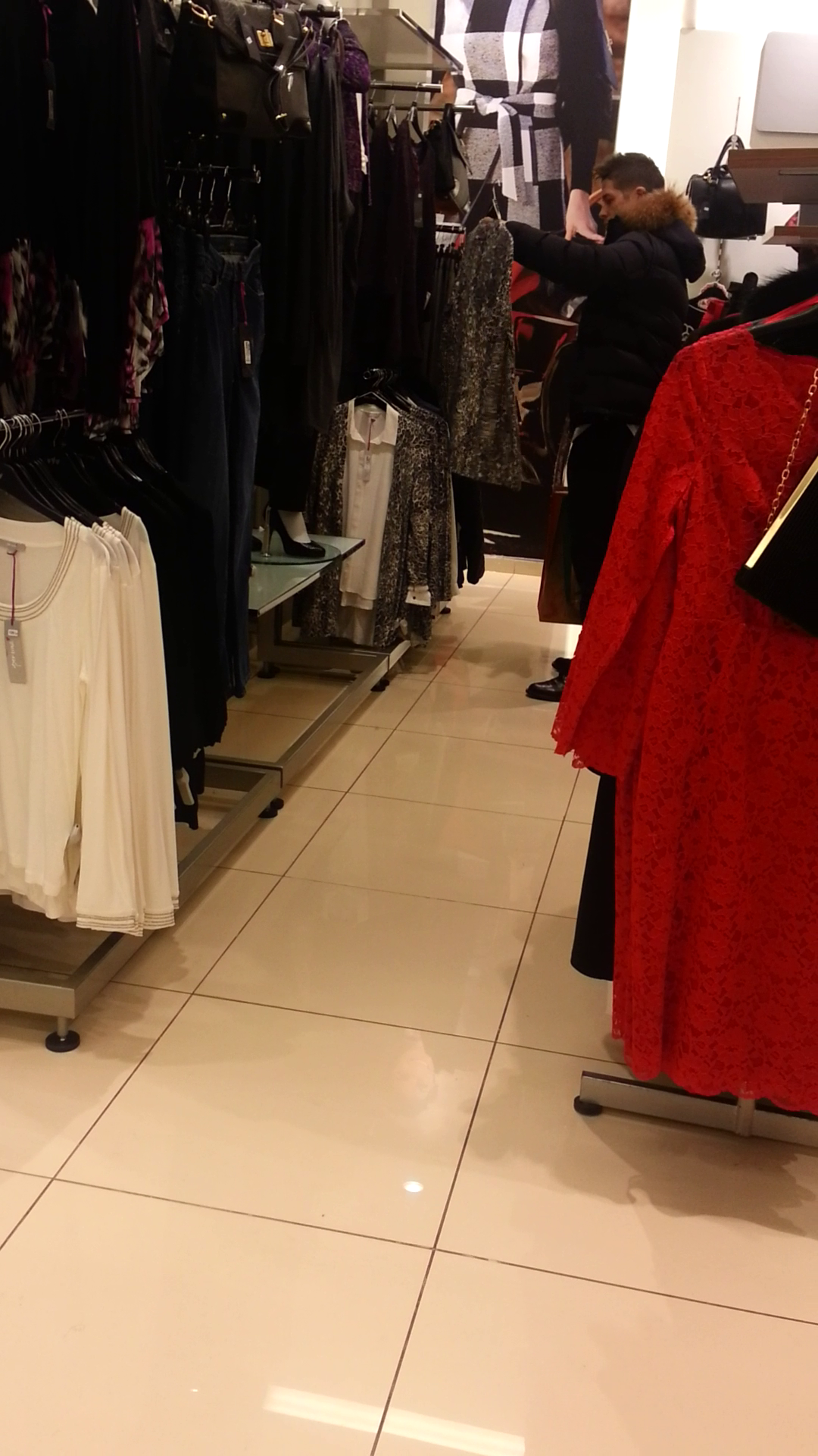 Jorge se uita cu atentie la o camasa care i-a atras atentia