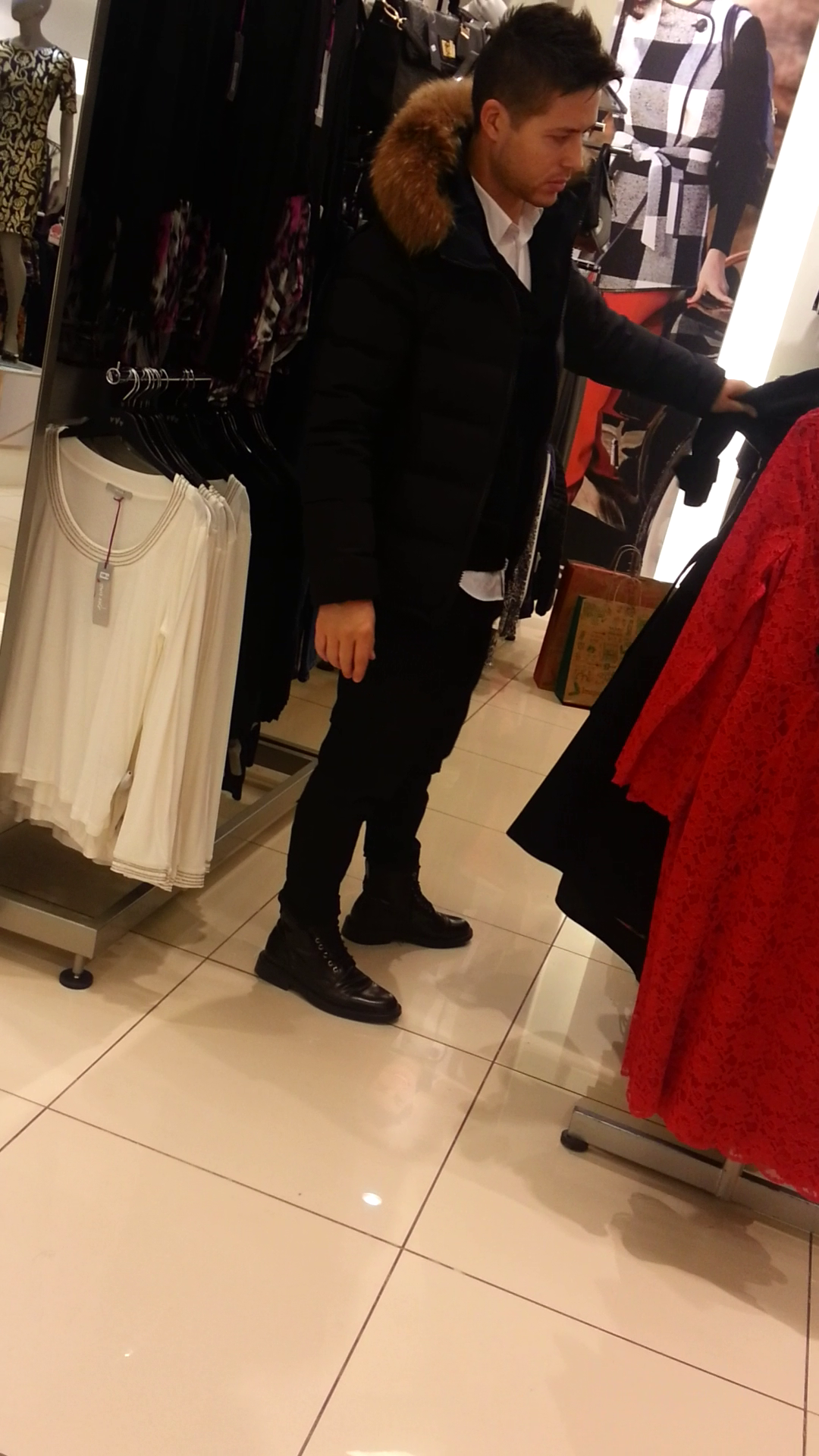 Pret de un minut, prezentatorul a fost tentat sa-i ia mamei sale un palton