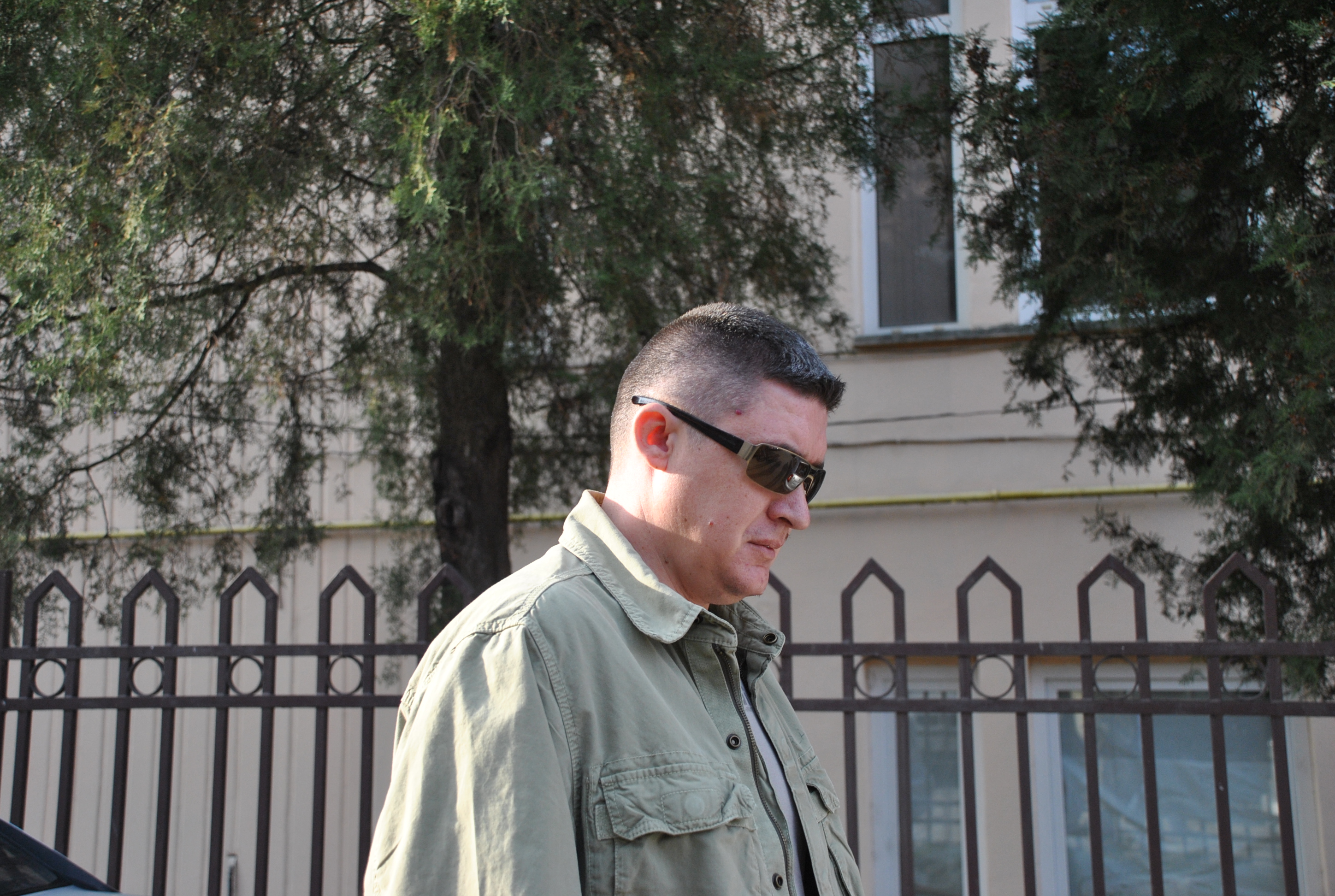 Fostul sot al Sandrei, Paul, a plecat abatut de la Judecatoria Resita, dupa ce casatoria a fost desfacuta