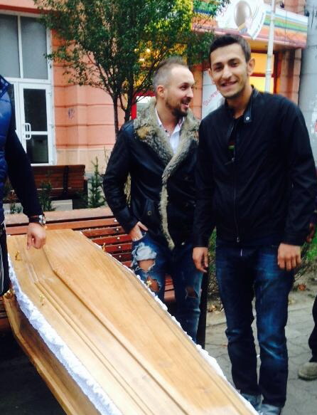 Andrei Ciomu si Aslan s-au plimbat cu sicriul prin Bucuresti