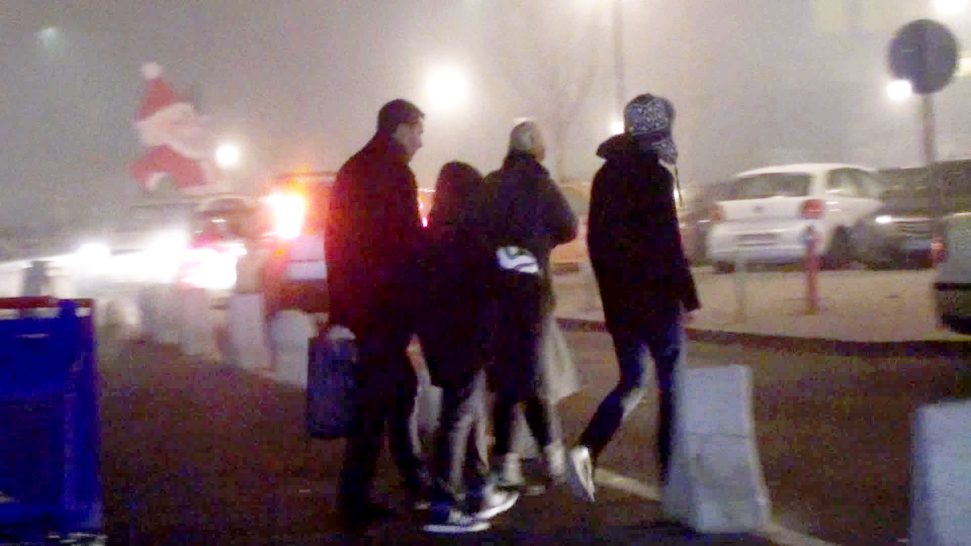 Unul din baietii fotbalistului tine in mana mingea cumparata de tatal sau