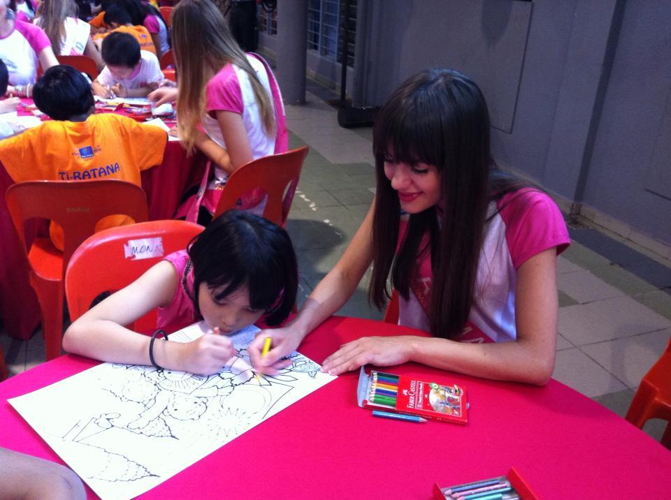 Tanara reprezentanta a Romaniei la prestigiosul concurs alaturi de o pustoaica din Malaezia