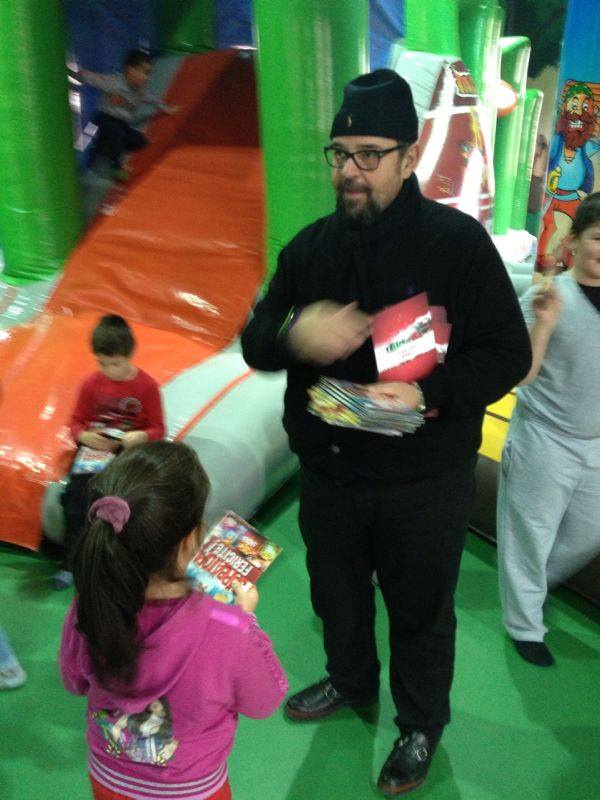 Edilul a impartit vineri cd-uri cu colinde