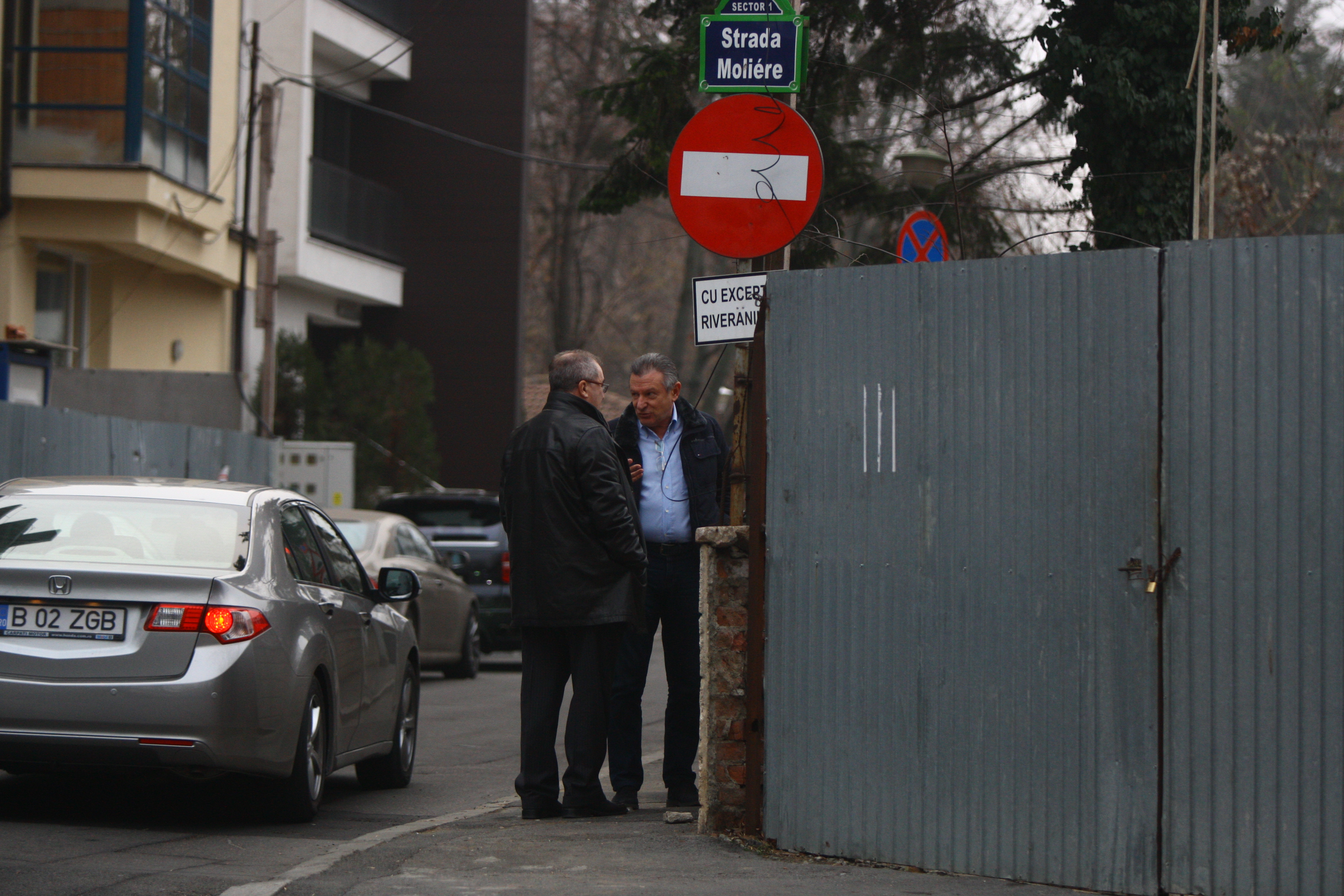 Fostul ministru al Transporturilor a batut palma cu un colaborator, pe un teren din cartierul Primaverii