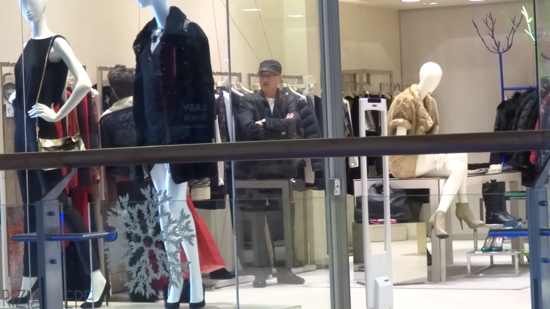 In timp ce sotia lui isi cauta ceva de imbracat, actorul afiseaza un aer plictisit