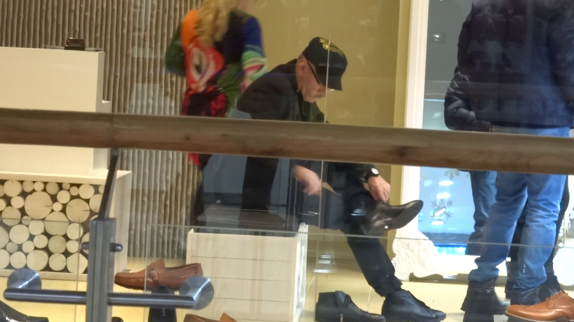 Client pretentios, Toni se hotaraste cu greu