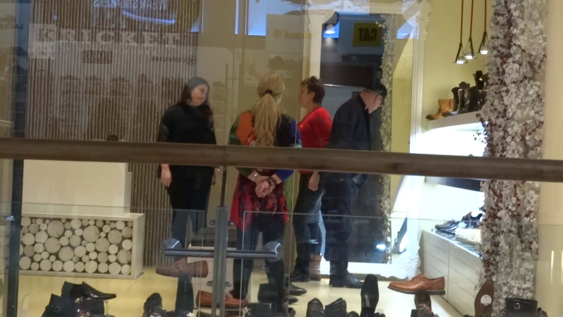 Cristina ii cere sfatul sotului ei, dar se consulta si cu vanzatoarea