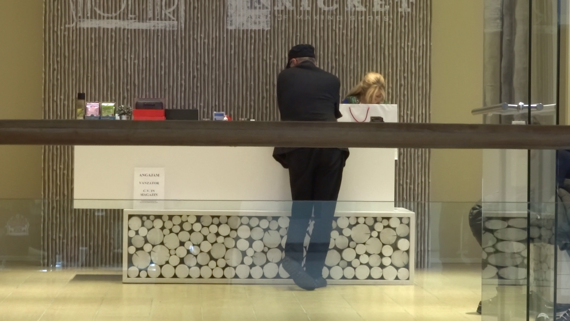 Sotia l-a abandonat la casa