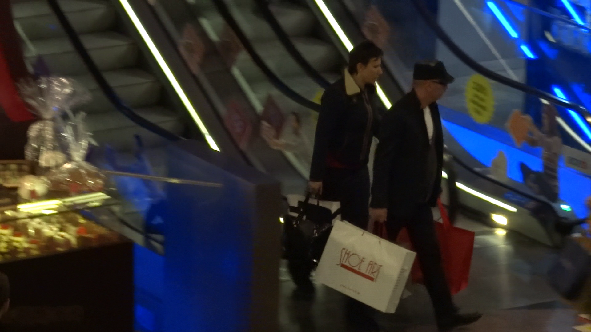 Cei doi soti pleaca din mall cu mai multe pungi de cumparaturi