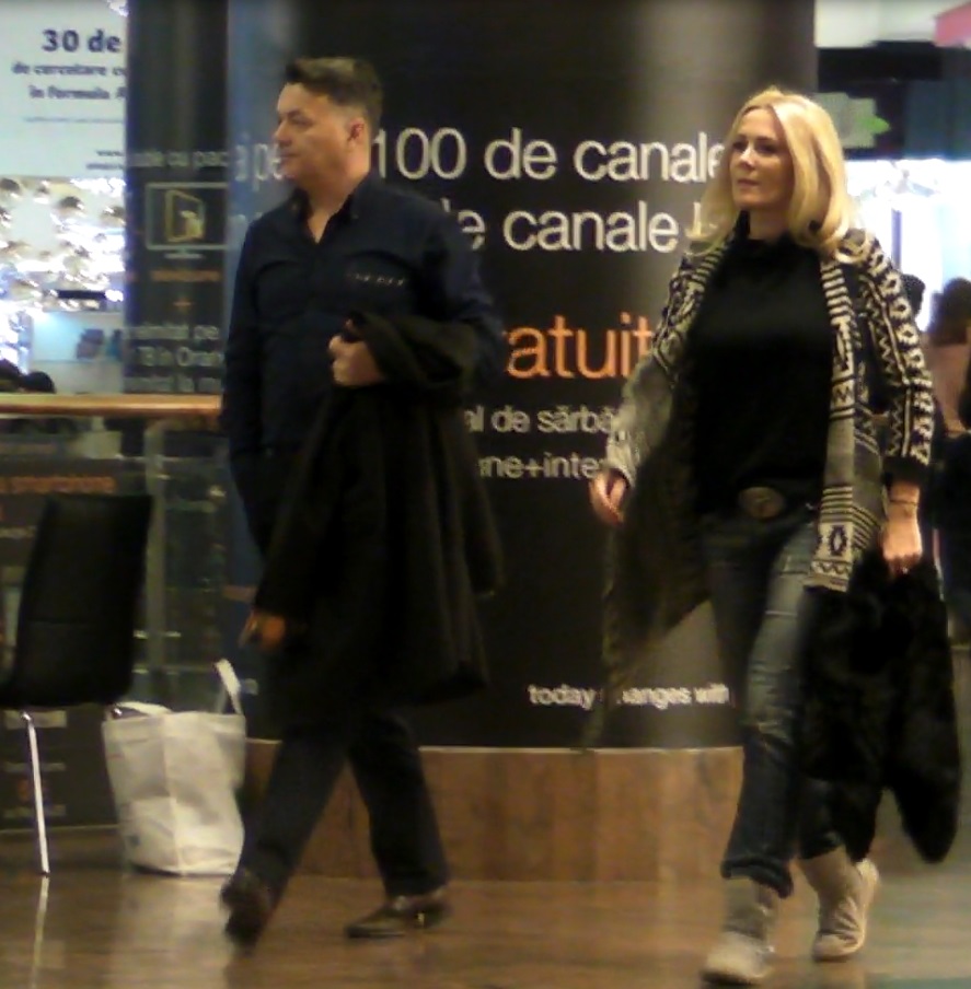 La iesirea de la film fostul iepuras Playboy si sotul ei s-au oprit la o cafenea