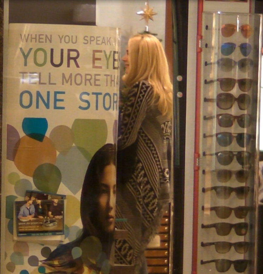 Cei doi au intrat intr-un magazin cu accesorii oftalmologice