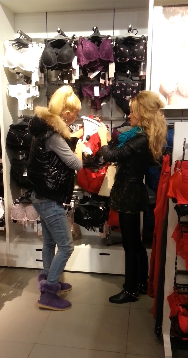 Simona a reusit mai usor sa-si gaseasca o pereche de chiloti pentru petrecerea de Revelion