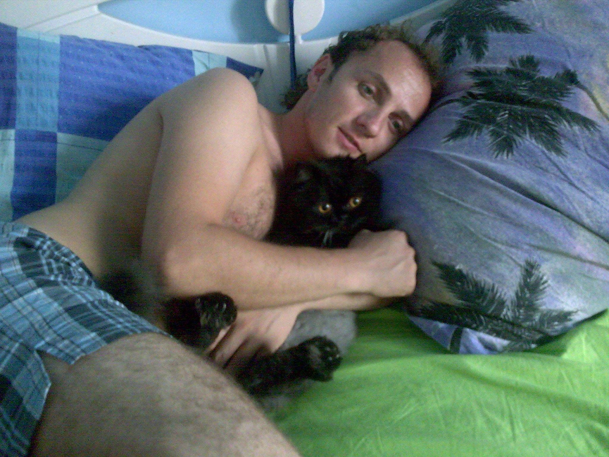 Mihai este foarte atasat de pisicile sale, pe care le trateaza ca pe niste membri ai familiei