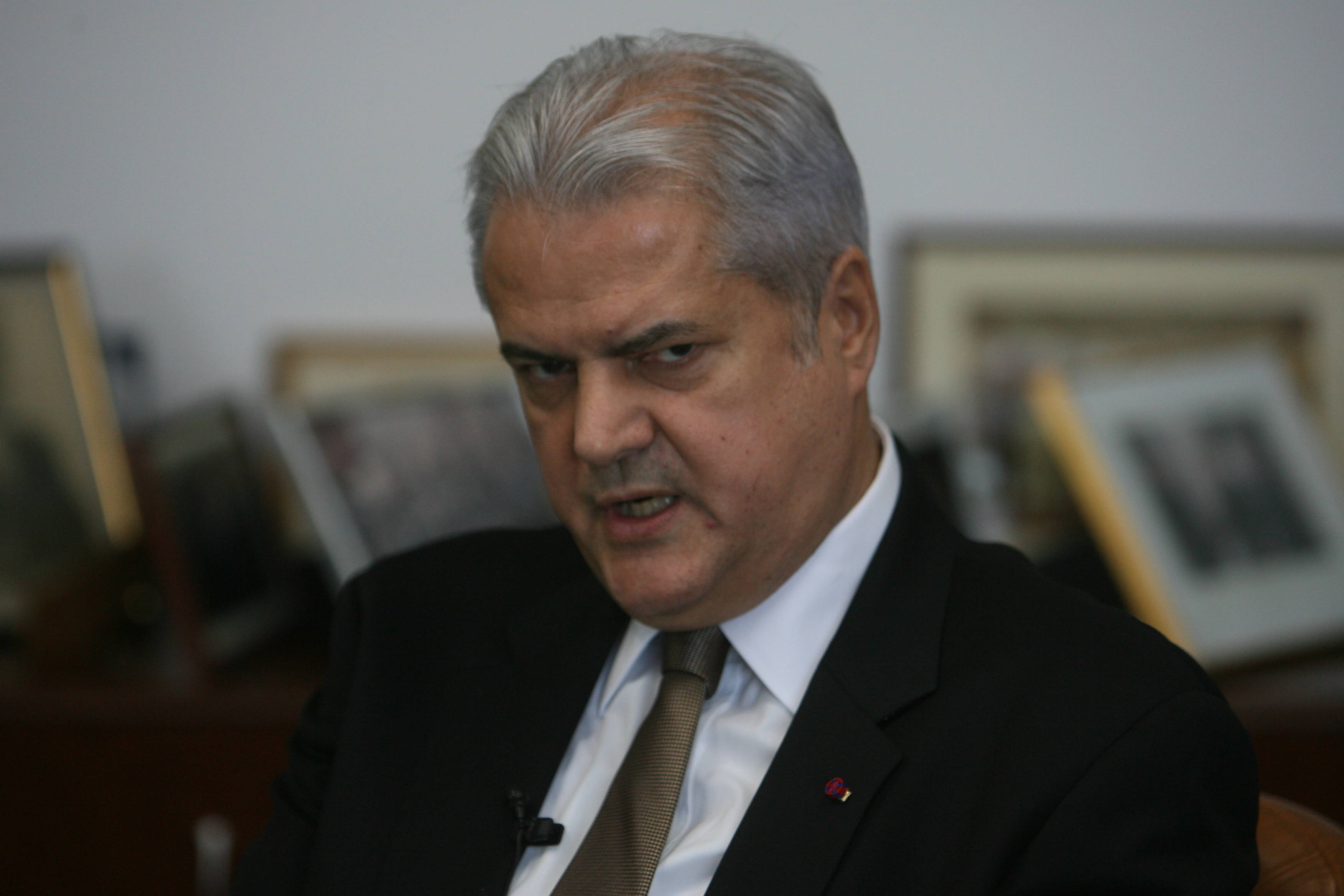 Adrian Nastase a fost condamnat, luni, la 4 ani de inchisoare cu executare