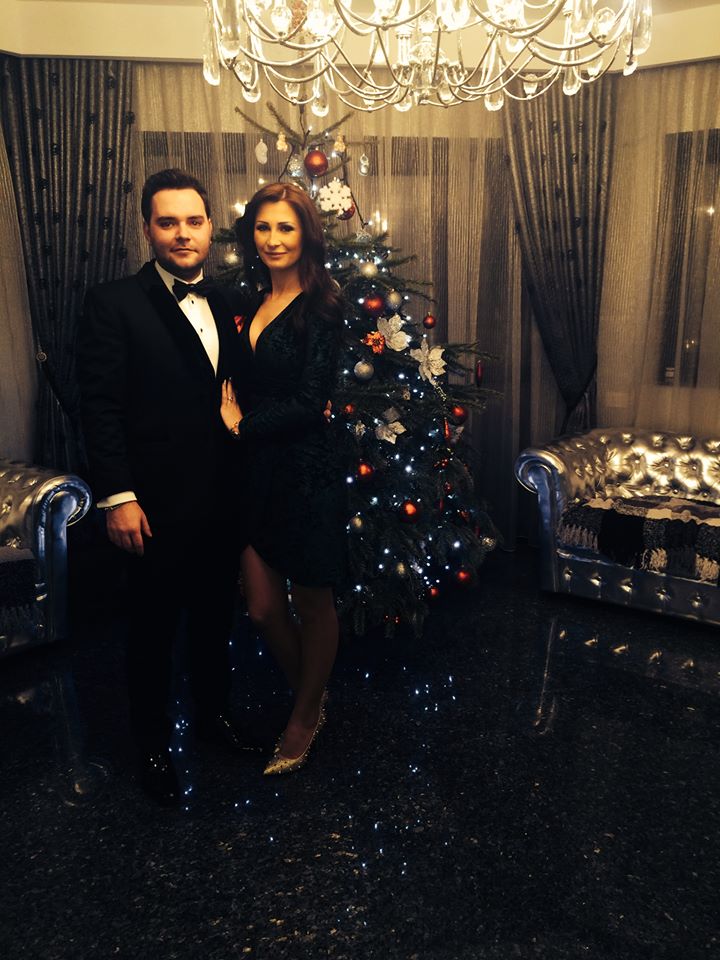 Vlad si sotia sa Loredana langa bradul de Craciun