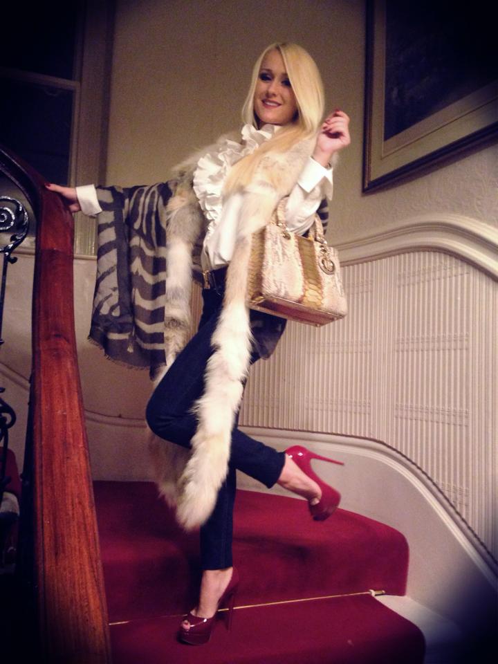 Daiana Feher a sunat la 112 pentru a reclama ca i s-a rupt tocul