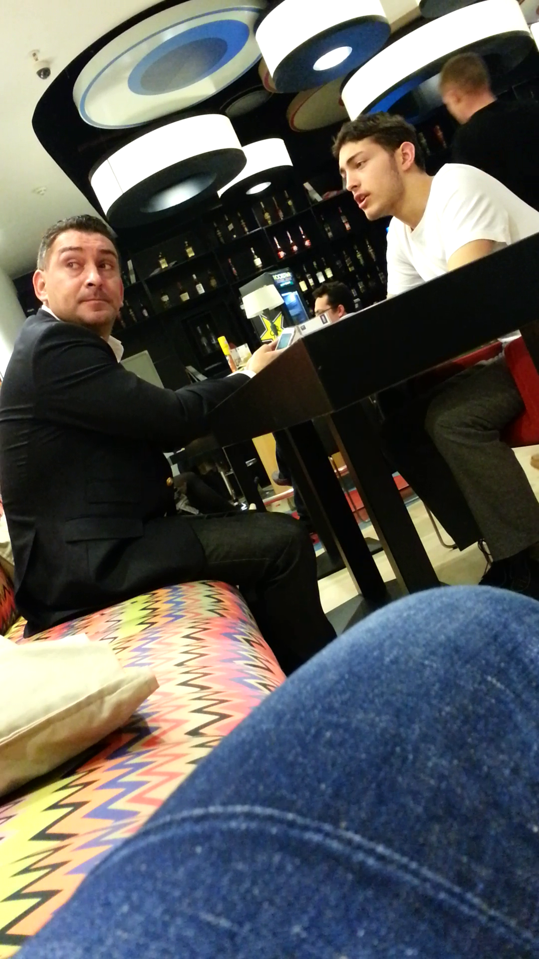 Ilie si-a scos baiatul cel mic la cafenea