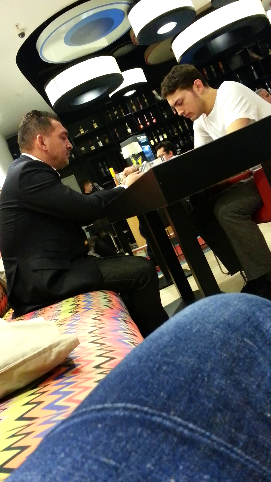 Cei doi au fost foarte preocupati de telefoanele mobile pe tot parcursul intalnirii