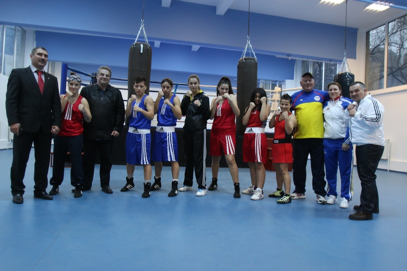 Fetele din lotul olimpic impreuna cu antrenorul Adrian Lacatus si presedintele federatiei de box Leonard Doroftei