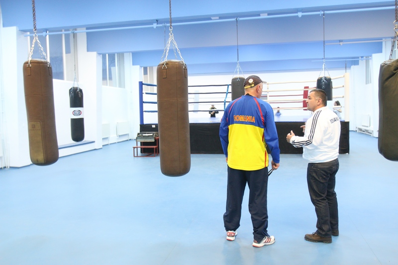 Cei doi vorbesc despre incalzirea fetelor