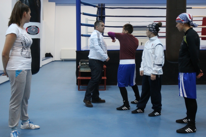 Mosu le arata fetelor cateva trucuri inainte de competitie